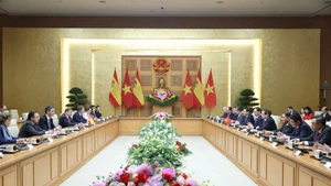 El primer ministro vietnamita, Pham Minh Chinh mantiene conversaciones con su similar español, Pedro Sánchez, el 9 de abril de 2025 (Foto: VGP)
