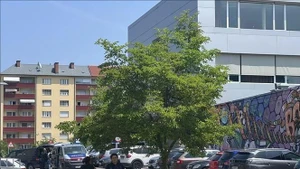 La policía monta guardia en el lugar del tiroteo en la escuela de Graz, Austria (Foto: Xinhua/VNA)