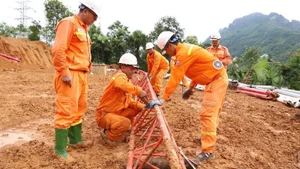 Las fuerzas y entidades se centran en apoyar la pronta finalización de la línea eléctrica de 500 kV Lao Cai-Vinh Yen. (Foto: EVN)