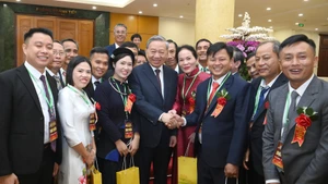 El secretario general del Partido Comunista de Vietnam, To Lam, saluda a los delegados (Foto: Nhan Dan)