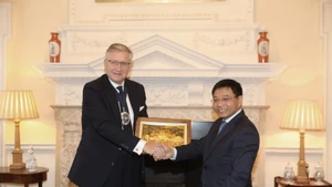 El ministro de Finanzas de Vietnam, Nguyen Van Thang, y el Lord Alcande de Londres, Alastair King (Foto: VNA)