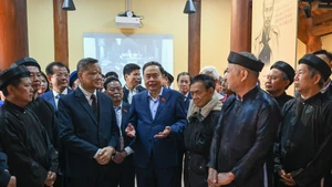 [Foto] Líder legislativo vietnamita rinde homenaje a exlíderes del Parlamento y del Estado con motivo del Tet