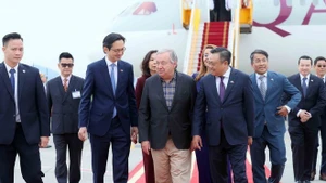El secretario general de la Organización de las Naciones Unidas (ONU), António Guterres, llega a Hanói para comenzar su visita oficial a Vietnam y participar en la ceremonia de firma de la Convención de Hanói. (Foto: VNA)