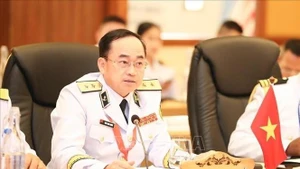El vicealmirante Tran Thanh Nghiem, comandante de la Armada Popular de Vietnam habla en el evento. (Foto: VNA)