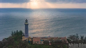 [Foto] El faro de la montaña Dai Lanh, primero en ver el sol en territorio continental de Vietnam 