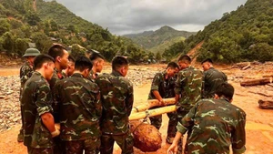 Una bomba de unos 350 kg fue retirada de forma segura de una zona residencial en la provincia norteña vietnamita de Dien Bien (Foto: VNA)