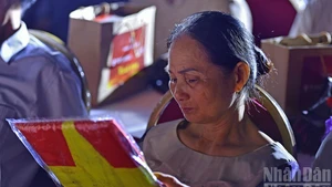 [Foto] Momento conmovedor al entregar retratos de 78 mártires a sus familias