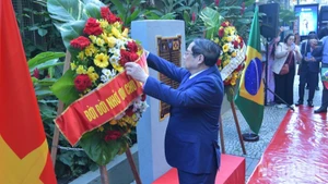 El primer ministro Pham Minh Chinh coloca flores en la placa en conmemoración del Presidente Ho Chi Minh en la ciudad de Río de Janeiro, Brasil, el 5 de julio. (Foto: Nhan Dan)