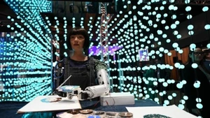 La artista robot Ai-Da pinta en la Cumbre Mundial de Inteligencia Artificial en Ginebra, Suiza, el 30 de mayo de 2024. (Foto: VNA)