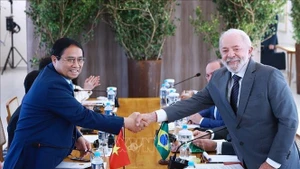 El primer ministro vietnamita Pham Minh Chinh (izquida) se réune con el presidente brasileño Luiz Inacio Lula da Silva. (Foto: VNA)