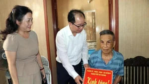 Líderes de la ciudad de Hai Duong entregan obsequios a hogares beneficiados de políticas sociales y en situación de pobreza cuyas casas acaban de ser reparadas. (Foto: VNA)