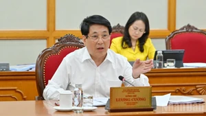 El miembro del Buró Político y presidente de Vietnam, Luong Cuong, dirige la reunión (Foto: Nhan Dan)