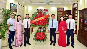 Los líderes de la provincia de Tuyen Quang entregan flores a la Oficina de Representación del periódico Nhan Dan en la localidad.