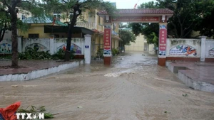 La escuela primaria Thu Thuy, en el barrio de Cua Lo se ve inundada. (Foto: VNA)