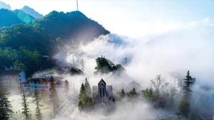 La iglesia de piedra, construida en 1895, ha sido restaurada y conservada intacta, convirtiéndose en una imagen por excelencia de Sapa. (Foto: VNA)