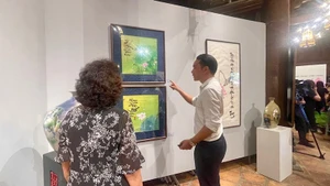 Visitantes en la exposición.