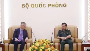 El viceministro de Defensa de Vietnam, teniente general Hoang Xuan Chien, recibe al subsecretario general de las Naciones Unidas, Jean-Pierre Lacroix. (Foto: VNA)