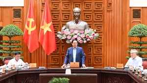 [Foto] Premier vietnamita preside reunión de Comité Permanente del Gobierno sobre recuperación tras desastres naturales 