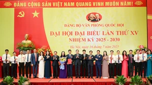[Foto] Dirigente legislativo vietnamita asiste al Congreso del Comité del Partido de Oficina del Parlamento