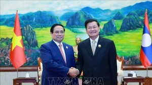 El primer ministro vietnamita, Pham Minh Chinh (izquierda), se reúne con el secretario general del Partido Popular Revolucionario y presidente de Laos, Thongloun Sisoulith. (Foto: VNA)