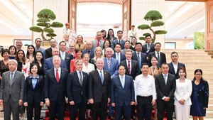 El primer ministro vietnamita Pham Minh Chinh y representantes de Consejo Empresarial Estados Unidos-Asean. (Foto: Nhan Dan)