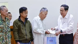 El presidente de la Asamblea Nacional de Vietnam, Tran Thanh Man, entrega obsequios a familias beneficiarias de políticas sociales. (Foto: VNA)