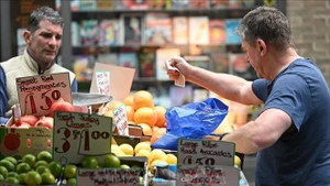 Ciudadanos compran en un supermercado en Londres, Reino Unido. (Foto: VNA)