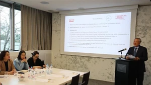 El viceprimer ministro permanente, Nguyen Hoa Binh, habla en la sede de Swiss Global Enterprise (SGE). (Foto: VNA)