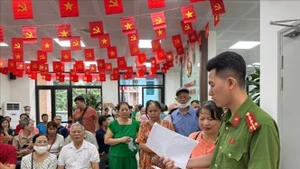 La Policía del distrito de Dong Da (Hanoi) brindó orientación y respondió a las preguntas de los residentes, garantizando la entrega de los obsequios. (Foto: VNA)