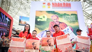 [Foto] Enormes colas para recibir suplementos especiales del periódico Nhan Dan