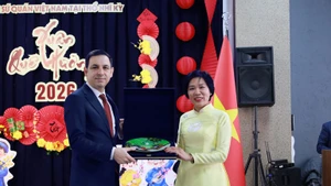 La embajadora Dang Thi Thu Ha y Mehmet Sülün, vicegobernador de la ciudad de Estambul (Foto: VNA)