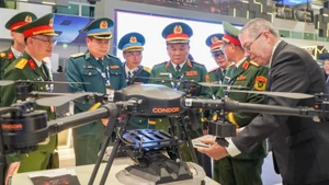 El coronel general Hoang Xuan Chien, viceministro de Defensa, participa en la Exposición Aeronáutica de Dubái 2025 en los Emiratos Árabes Unidos (EAU).