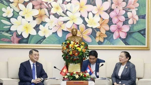 El jefe de la Comisión de Organización del Comité Central del Partido Comunista de Vietnam, Le Minh Hung, en una reunión con su homólogo laosiano, Sisay Leudetmounsone. (Foto: VNA)