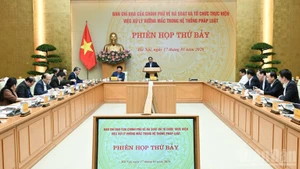El primer ministro de Vietnam, Pham Minh Chinh, preside la séptima reunión del Comité Directivo del Gobierno encargado de revisar y resolver los obstáculos existentes en el sistema jurídico. (Foto: Nhan Dan)