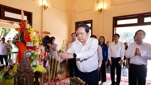 El presidente de la Asamblea Nacional, Tran Thanh Man, ofrece incienso en homenaje al presidente del Consejo de Ministros Pham Hung y al primer ministro Vo Van Kiet (Foto: VNA)
