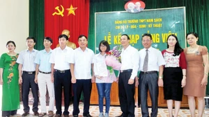 Acto de admisión de nuevos militantes del Partido en la Escuela Secundaria Nam Sach, en la ciudad de Hai Phong.