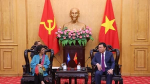 Nguyen Xuan Thang, director de la Academia Nacional de Política Ho Chi Minh, y Kanni Wignaraja, secretaria general adjunta de la ONU y directora regional para Asia-Pacífico del PNUD 