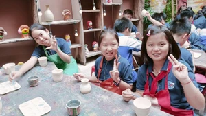 Estudiantes experimentan la elaboración de productos cerámicos en la aldea de Bat Trang.