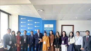 En la reunión entre el viceministro permanente de Relaciones Exteriores y presidente del Comité Nacional de la Unesco de Vietnam, Nguyen Minh Vu, y Ernesto Ottone Ramírez, subdirector general de Cultura de la Unesco (Foto: VNA)