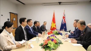 El secretario del Comité Central del Partido Comunista de Vietnam y jefe de su Comisión de Propaganda, Educación y Movilización de Masas, Nguyen Trong Nghia, en un encuentro con el ministro de Educación Superior de Nueva Zelanda, Shane Reti. (Foto: VNA)