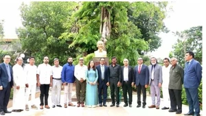 La embajadora vietnamita en Sri Lanka, Trinh Thi Tam, y los delegados se toman una foto de recuerdo ante la estatua del Presidente Ho Chi Minh en Sri Lanka. (Foto: Embajada de Vietnam en Sri Lanka/VNA)