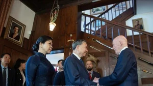 El secretario general del Comité Central del Partido Comunista de Vietnam (PCV), To Lam, y su esposa, Ngo Phuong Ly, se reúnen con el ex rey Simeón de Sajonia-Coburgo-Gotha, quien fue primer ministro de Bulgaria entre julio de 2001 y agosto de 2005. (Foto: VNA)
