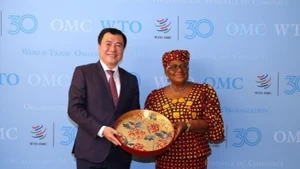 El viceministro de Industria y Comercio, Nguyen Sinh Nhat Tan y la directora general de la OMC, Ngozi Okonjo-Iweala (Foto: VNA)