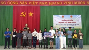 Estudiantes vietnamitas en la República de Polonia entregan donaciones a personas en situación difícil en la provincia de Dak Lak. (Foto: VNA)