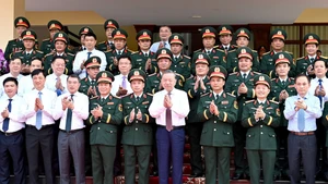 [Foto] Líder partidista vietnamita visita Cuerpo de Ejército 12 del Ministerio de Defensa