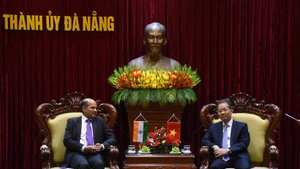 Nguyen Van Quang, secretario del Comité del Partido de Da Nang, recibe a Sandeep Arya, embajador de la India en Vietnam. (Foto: Anh Dao)