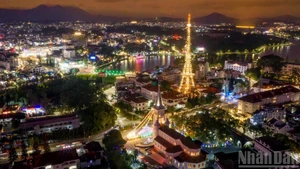 [Foto] Colores de noche de Navidad en ciudad altiplánica de Da Lat 