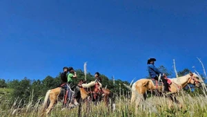 El producto turístico “Paseo a caballo para descubrir el Extremo Norte de Tuyen Quang” se presenta en la aldea Then Pa, comuna de Lung Cu (Foto: VNA)