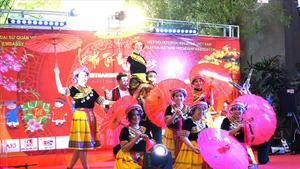 Una interpretación en la ceremonia de apertura del Festival Tet vietnamita 2025 en Bukit Bintang, Kuala Lumpur. (Foto: VNA)