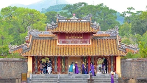 Turistas visitan atracciones turísticas en la ciudad de Hue. (Foto: VNA)